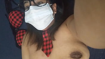 Deliciosa jovencta colegiala mostrando su coño cremoso con la leche adentro esperando que se la saquen