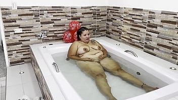 Madrastra folla con su hijastro en el jacuzzi cuando su marido no esta