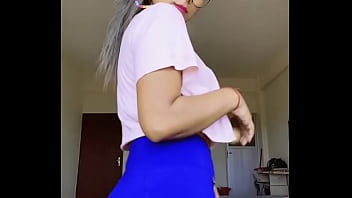 Jovencita muestra culo