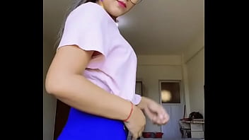 Jovencita muestra culo