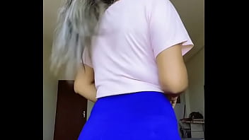 Jovencita muestra culo