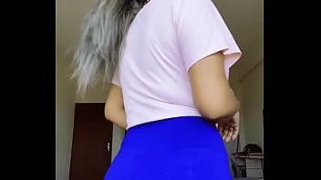 Jovencita muestra culo