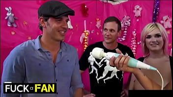 Tory lane bangs fan while megan piper licks her dripping clit