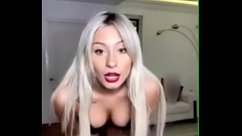 La sensual issa vegas batallando para bajarse y subirse el pantalon