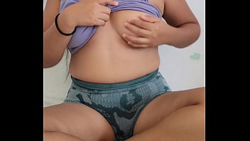 Una linda estudiante de cabello castaño comenzó a excitar sus tetas naturales cuando llegó a casa de la escuela