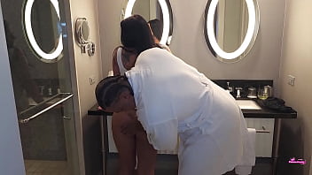 Milf gets fucked on cosmopolitan