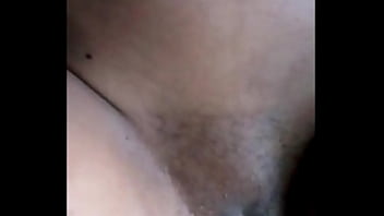 Fille blonde à la peau foncée baise un torse masculin