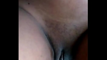 Fille blonde à la peau foncée baise un torse masculin