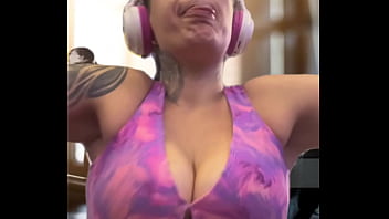 Eu Na Escada Da Academia Subindo Ela Com Minha Buceta Toda Molhada Escorregando Em Minhas Pernas Não Aguentei De Tanto Tesão thumbnail