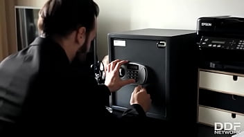 Vip d hot babe blows boyfriend's cock on beach