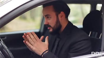 Vip d hot babe blows boyfriend's cock on beach