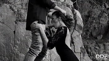 Vip d hot babe blows boyfriend's cock on beach