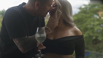 Colombiana de enormes tetas se folla la gruesa polla de un desconocido follada romantica con la hermosa naty delgado