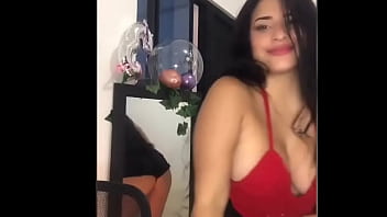 Mujer bailando solita en su casa