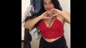 Mujer bailando solita en su casa