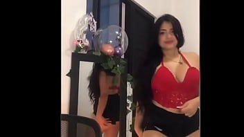 Mujer bailando solita en su casa