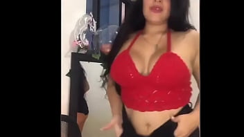 Mujer bailando solita en su casa