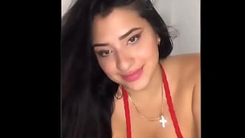 Mujer bailando solita en su casa