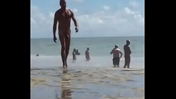 Coroa Roludo Na Praia De Nudismo thumbnail