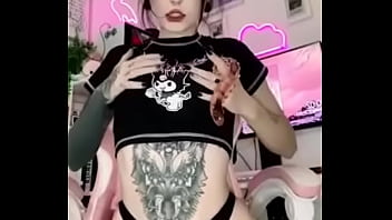 Она жёстко мастурбирует