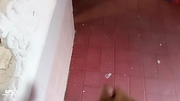 Mientras mi madrastra esta en la sala yo me toco mi gran polla para ir a comerme su enorme culo y llenarlo de creampie parte 1