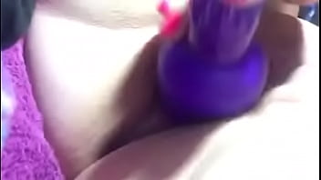 Con juguetes unos se divierte a girl with her toy Con juguetes unos se divierte a girl with her toy