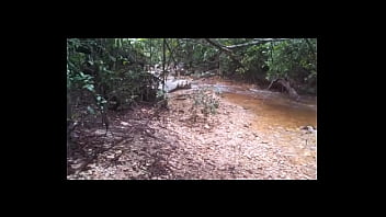 Ruiva casada mostra a buceta pra fan na internet e marca de ir uma trilha deserta lá encontra um desconhecido e faz um boquete até gozar