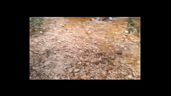 Ruiva casada mostra a buceta pra fan na internet e marca de ir uma trilha deserta lá encontra um desconhecido e faz um boquete até gozar