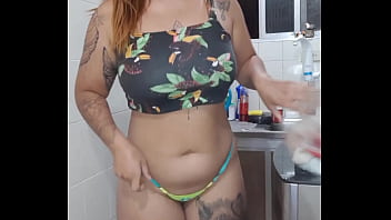 Ruiva casada mostra a buceta pra fan na internet e marca de ir uma trilha deserta lá encontra um desconhecido e faz um boquete até gozar