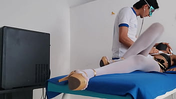 A cabaret dancer visits the doctor and the doctor ends up touching her in a perverted way