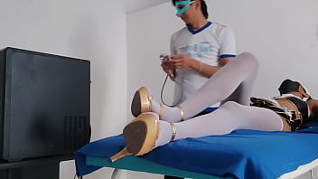 A cabaret dancer visits the doctor and the doctor ends up touching her in a perverted way