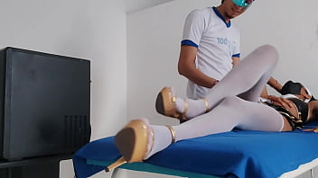 A cabaret dancer visits the doctor and the doctor ends up touching her in a perverted way