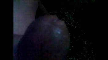 Masturbandome viendo a la vecina