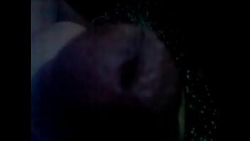 Masturbandome viendo a la vecina