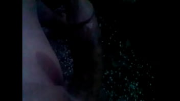 Masturbandome viendo a la vecina