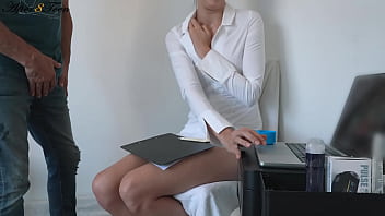 Sperm bank nurse gets cumshot in her face from a generous client