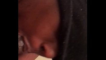 No mess eat with her mouth close