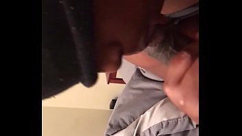 No mess eat with her mouth close