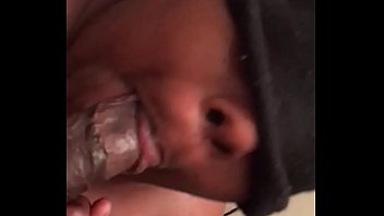 No mess eat with her mouth close