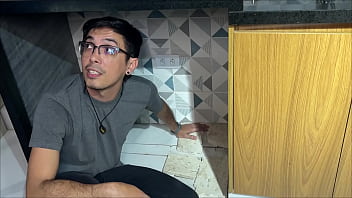 A morena safada pagou meu serviço com buceta e gozada na cara