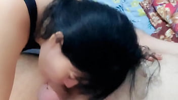 Porra arriscada na boca da cunhada enquanto seu marido trabalha creampie oral