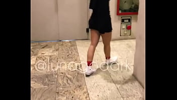 No flagra mostrando os peitos no shopping