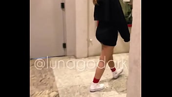 No flagra mostrando os peitos no shopping