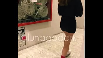 No flagra mostrando os peitos no shopping No flagra mostrando os peitos no shopping