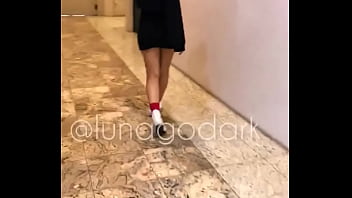 No flagra mostrando os peitos no shopping