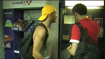 Baisé Par Deux Mecs Dans Les Chiottes thumbnail