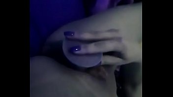 Loira gostosa gozando no pau de b