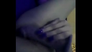 Loira gostosa gozando no pau de b