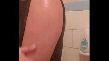 Fetish estranho por braço molhado parte 1