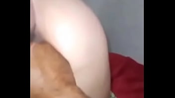 Ela grita "tá me arrombando com o punho e o pau amor " e goza forte